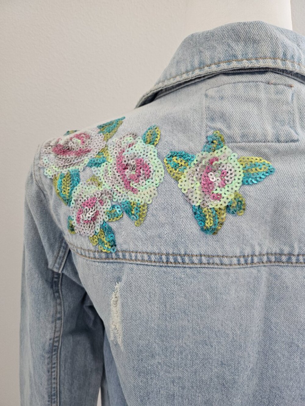 Cropped Floral Sequin Denim Jacket Light Wash NWOT Size M - Picture 7 of 13